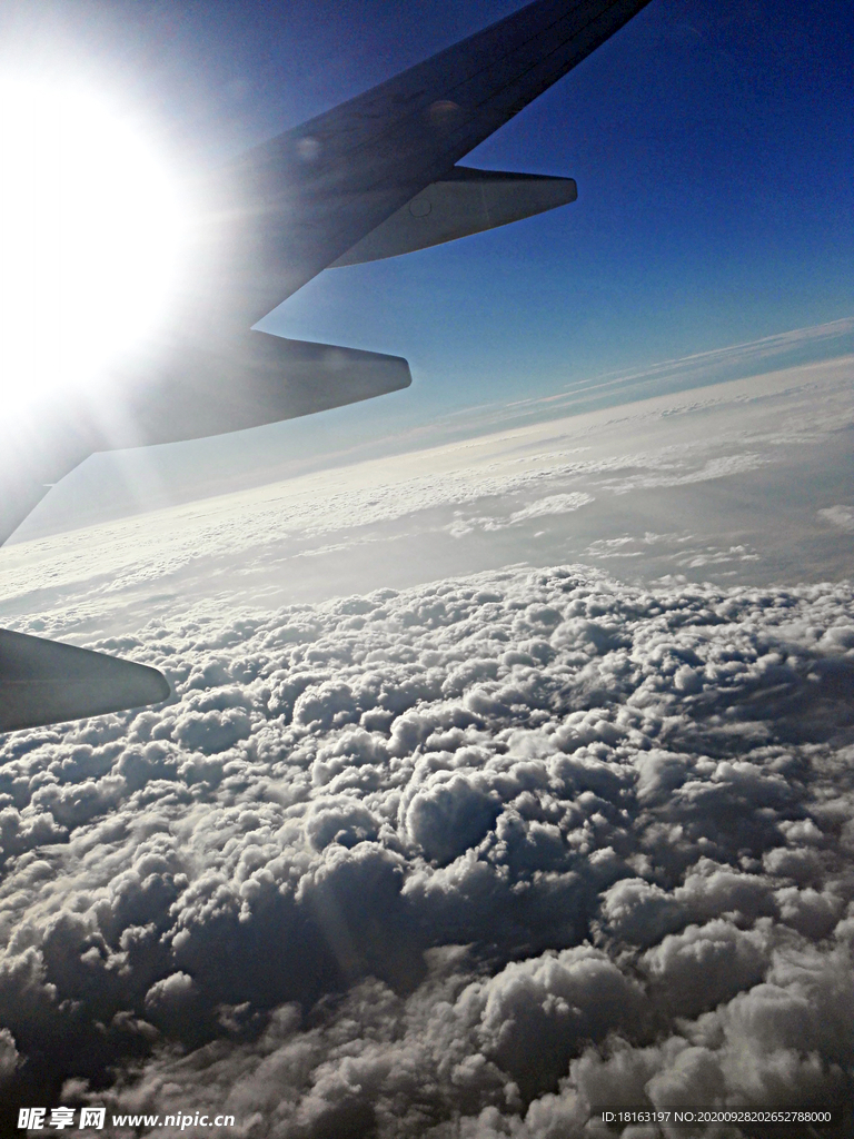 飞机窗外的云