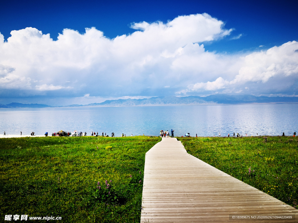 赛里木湖摄影图