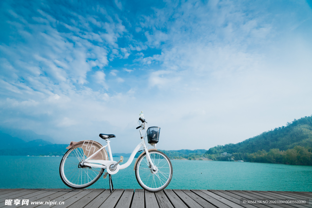 海邊自行車旅游背景海報素材