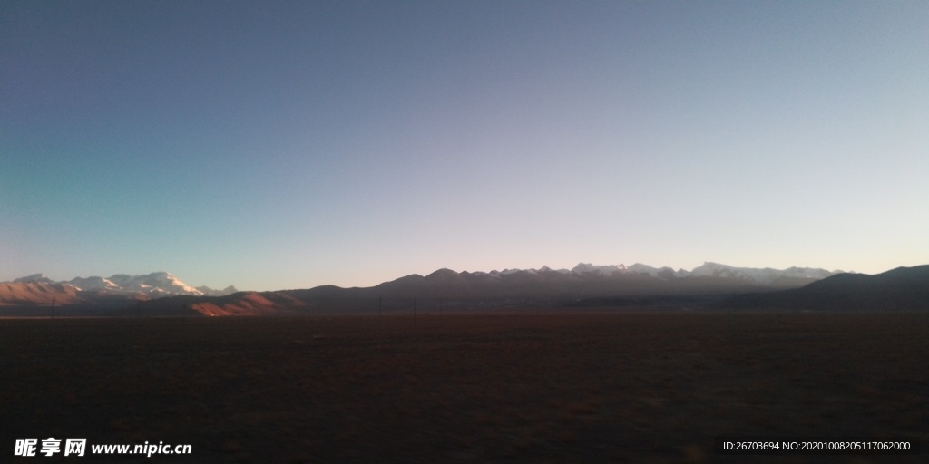 高原雪山荒漠日出风景