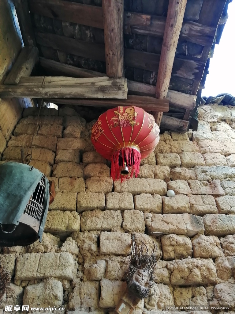 掛紅燈籠的土墻