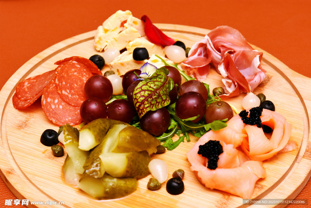 美味西餐藍(lán)莓葡萄蔬菜