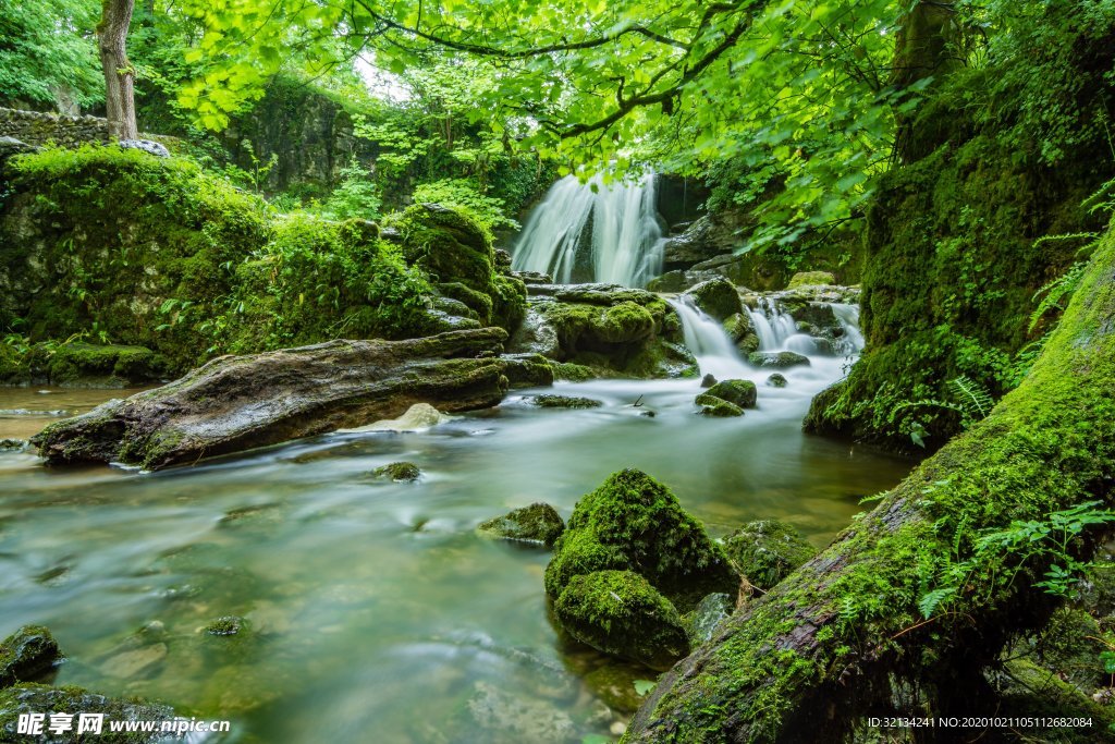 山水瀑布风景