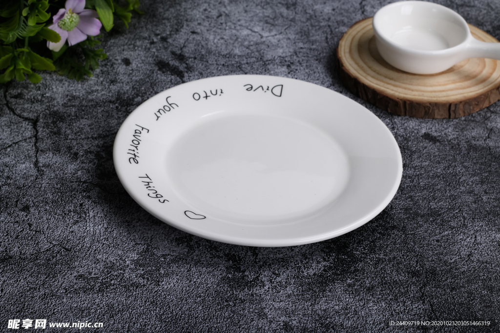 白色陶瓷圆盘子