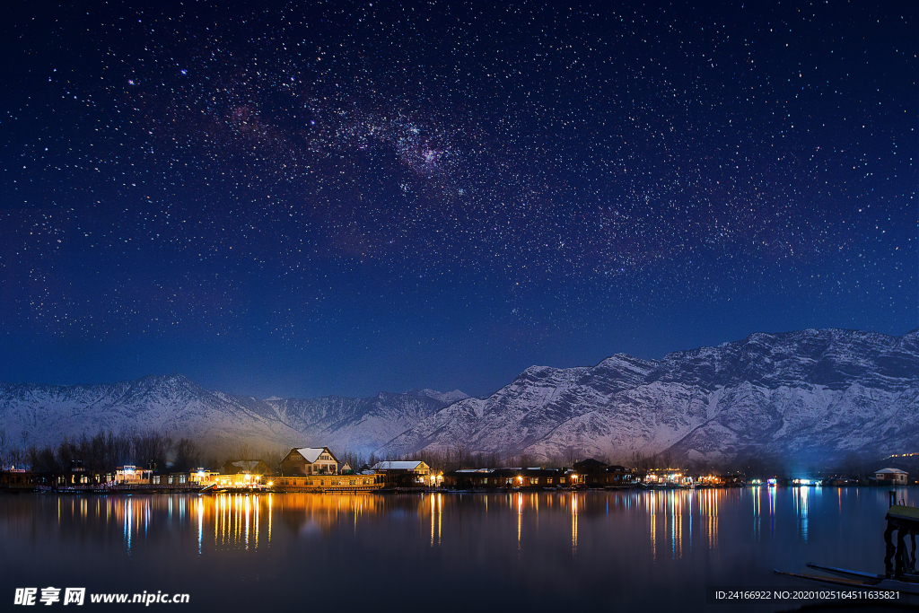 黑夜星空雪山雪景日式建筑風景