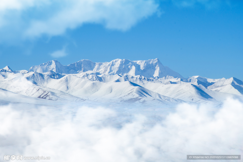 雪山云霧旅游背景海報素材