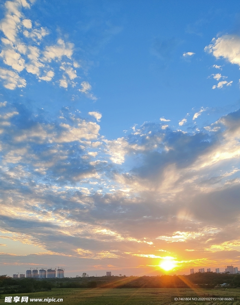 藍(lán)天白云藍(lán)地夕陽(yáng)