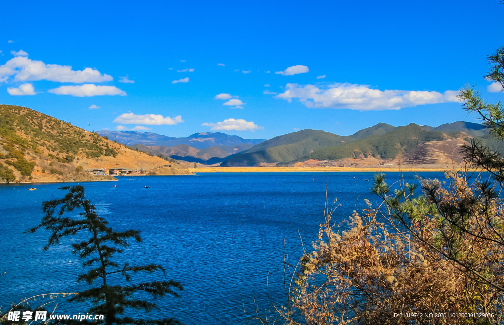 湖泊遠(yuǎn)山