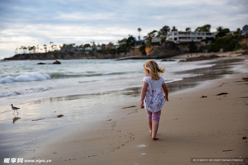沙滩散步小女孩