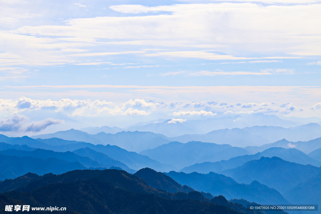 壯麗的群山風(fēng)景圖