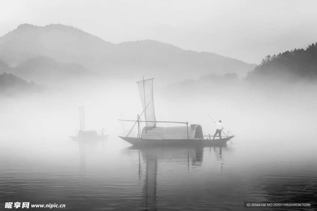 湖面云霧黑白簡約背景海報素材