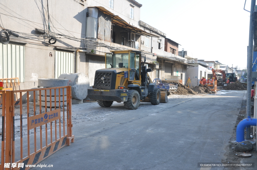 市政道路改造工地护栏现场挖机