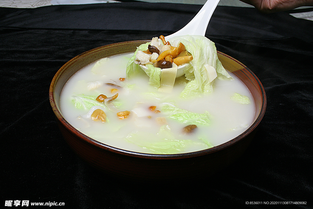 家常菜濃湯雜菌煲白菜