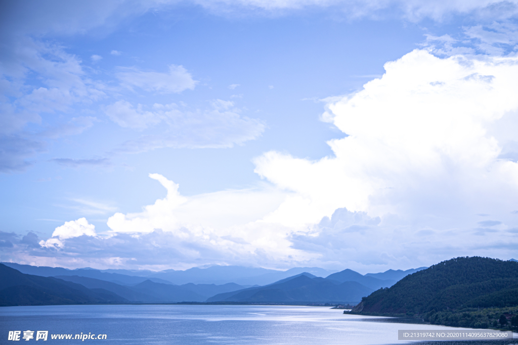 白云湖面遠山