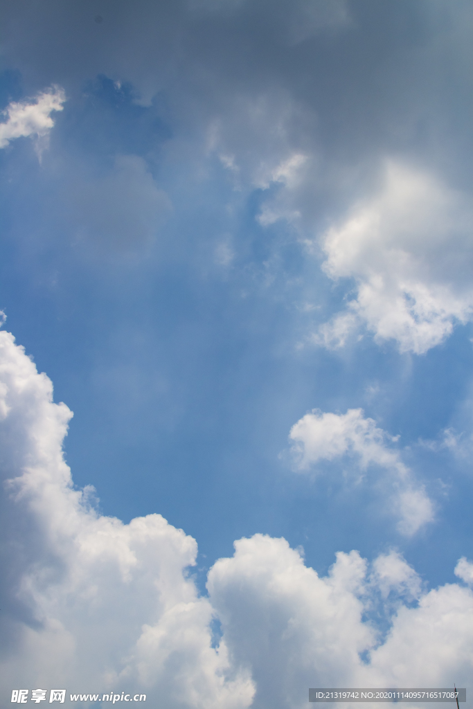 高空白云