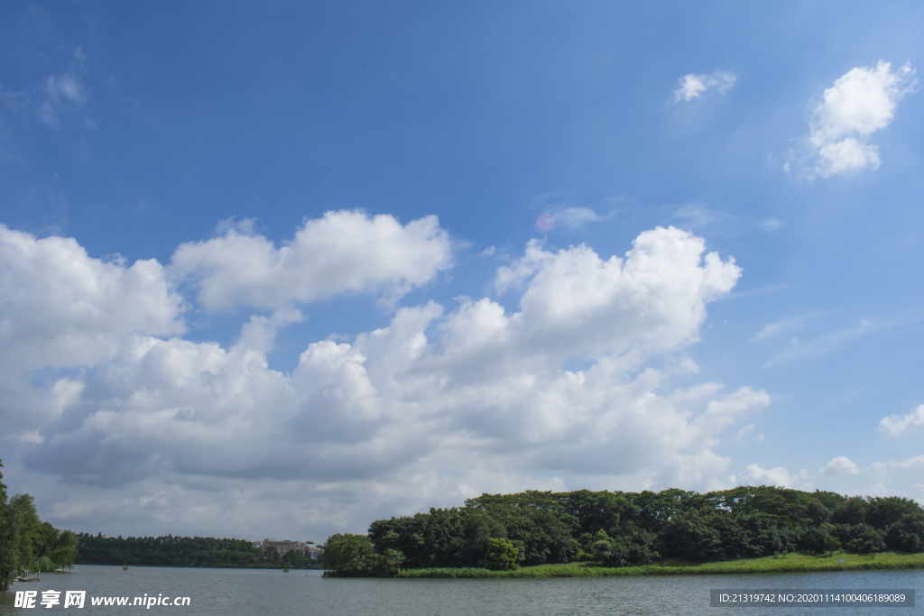 白云湖面藍天