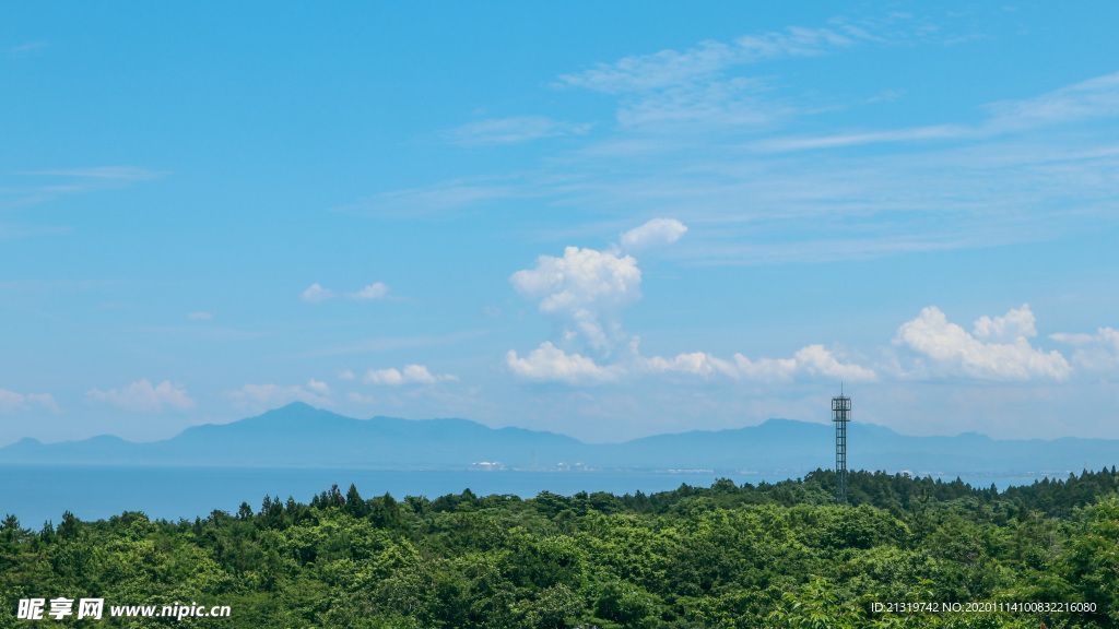 藍天白云遠山