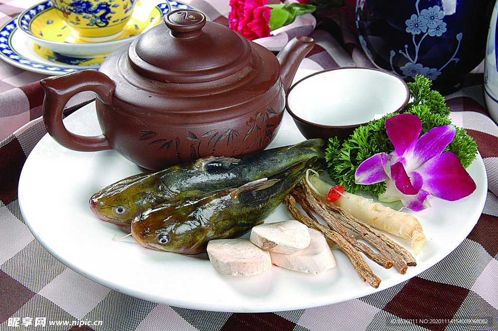 豫菜紫砂燉嘎魚