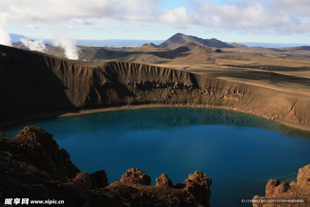 火山口湖泊美景