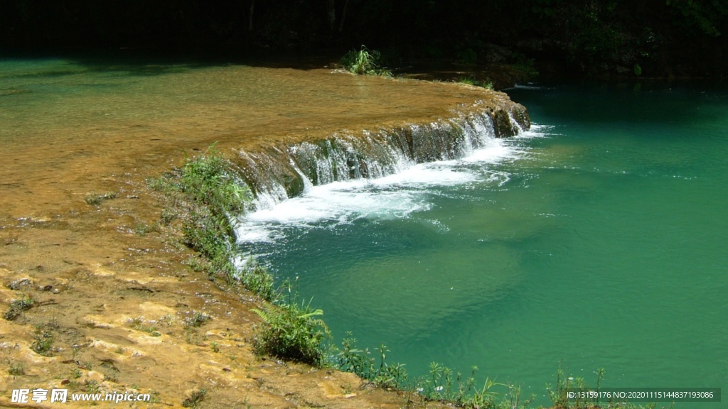 湖水岸邊攝影圖片