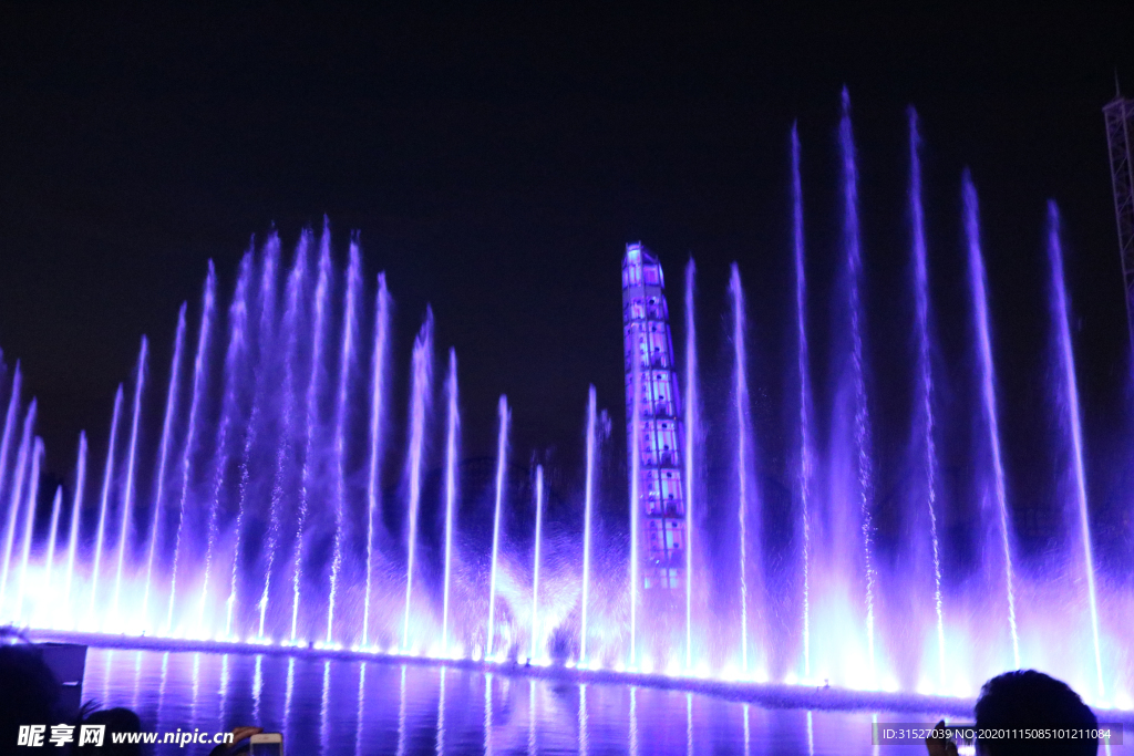 夜晚灯光紫色梦幻喷泉