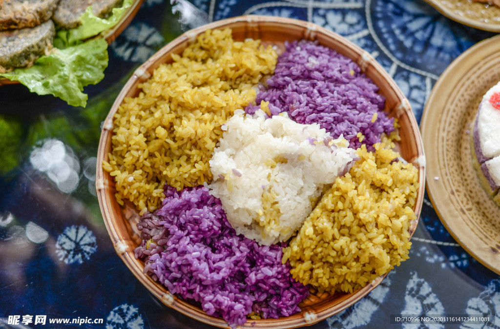 納孔布依族美食彩色糯米飯