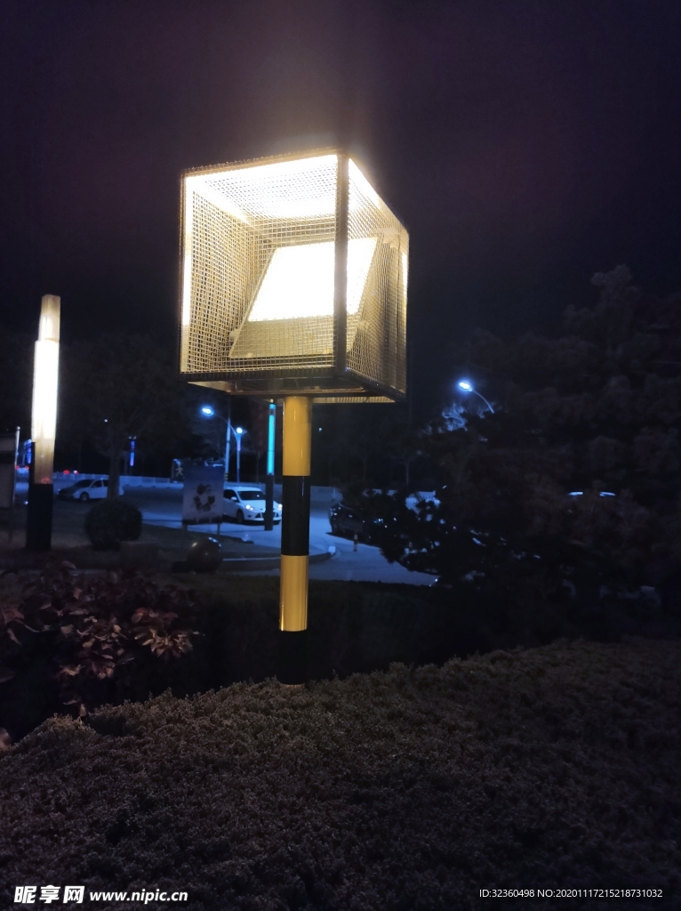 公園的燈火旁