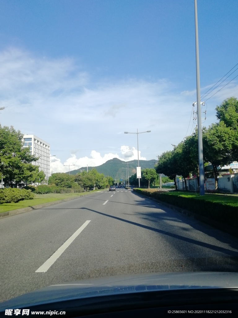 藍(lán)天白云