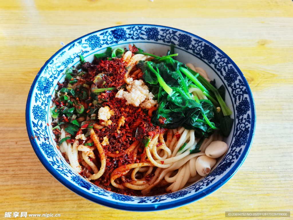 美食油潑面