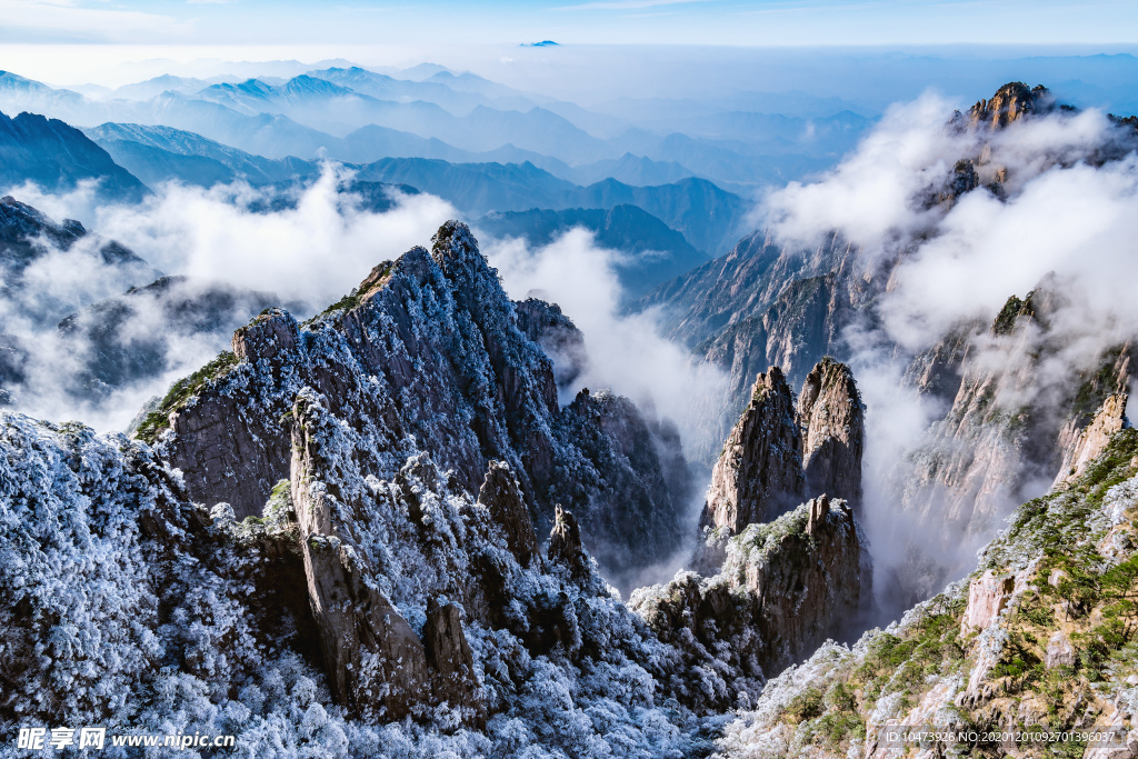唯美云霧山崖風景圖片