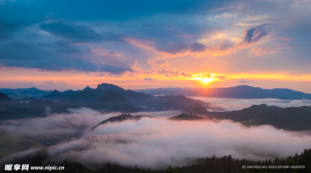 高山云霧晚霞風景