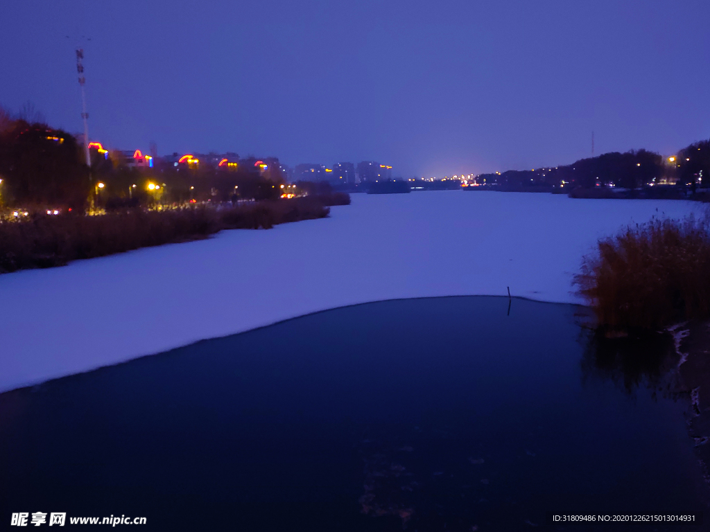 晚上下过雪的河
