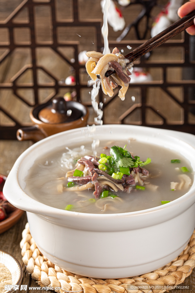湯汁倒入羊湯內