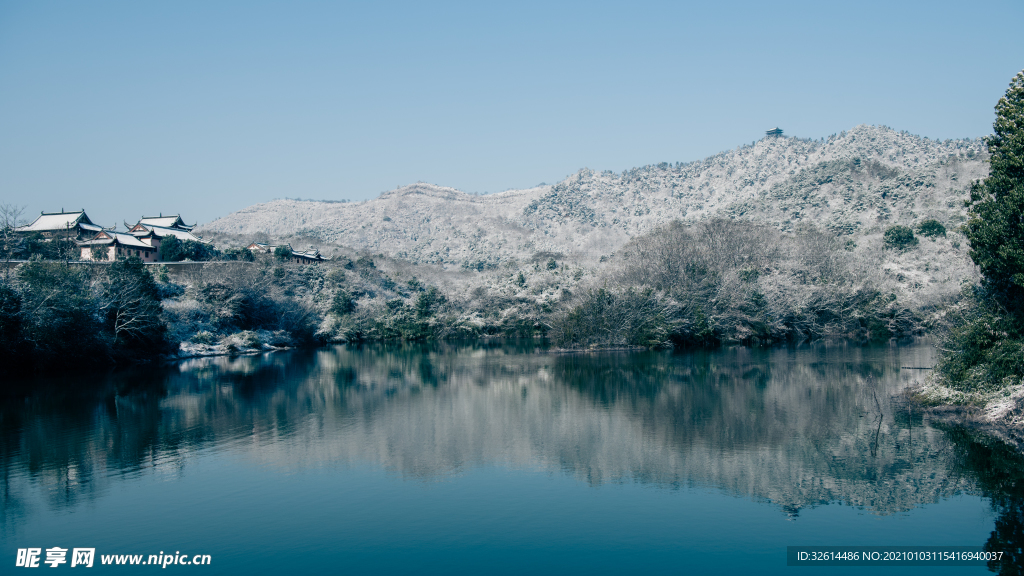 晨光湖景