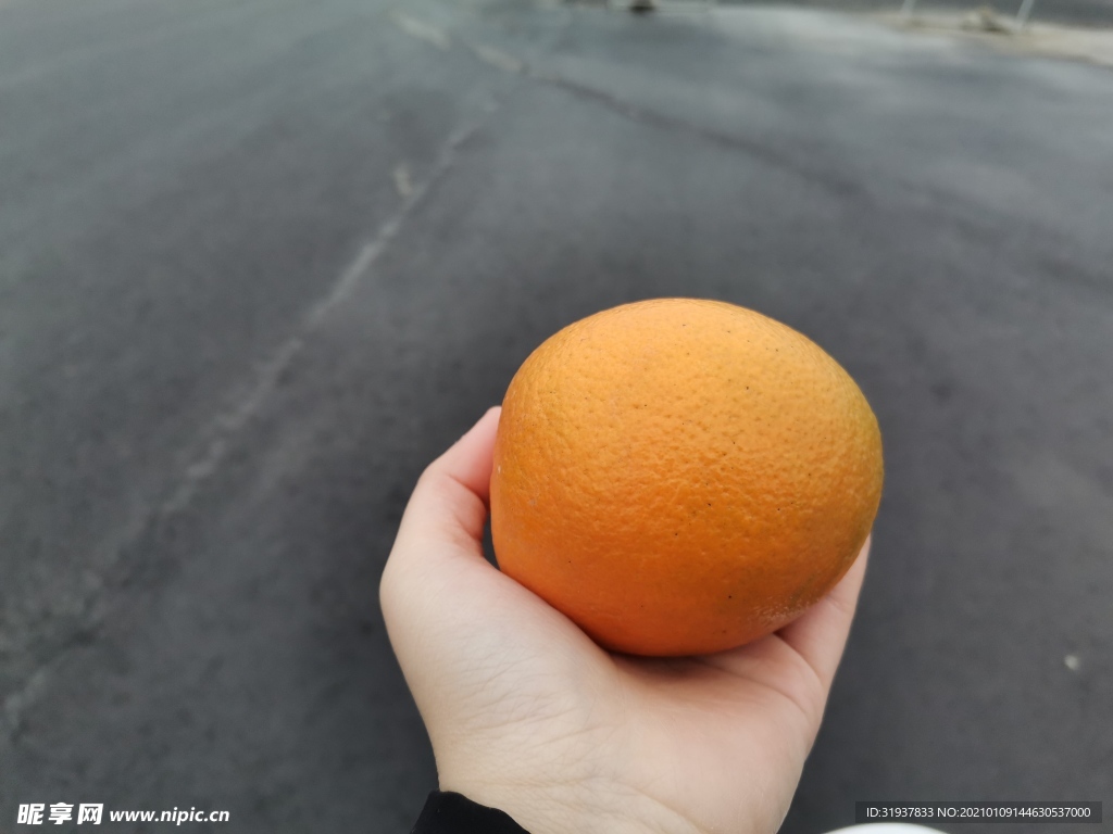 手拿橙子