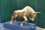 金牛雕像
