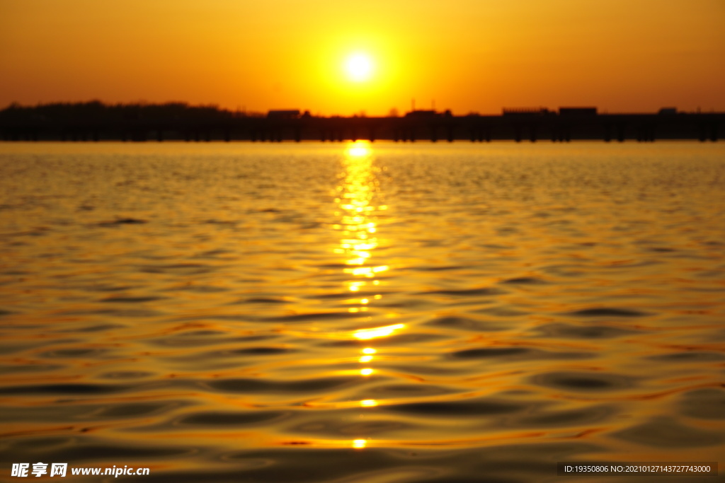 沈阳丁香湖黄昏金色的夕阳