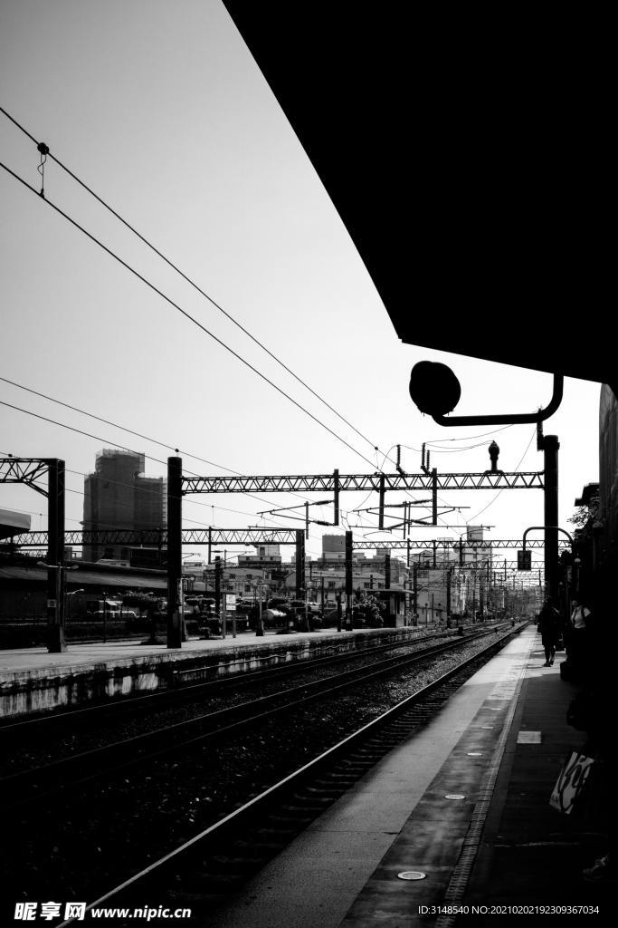 火车站台黑白照片