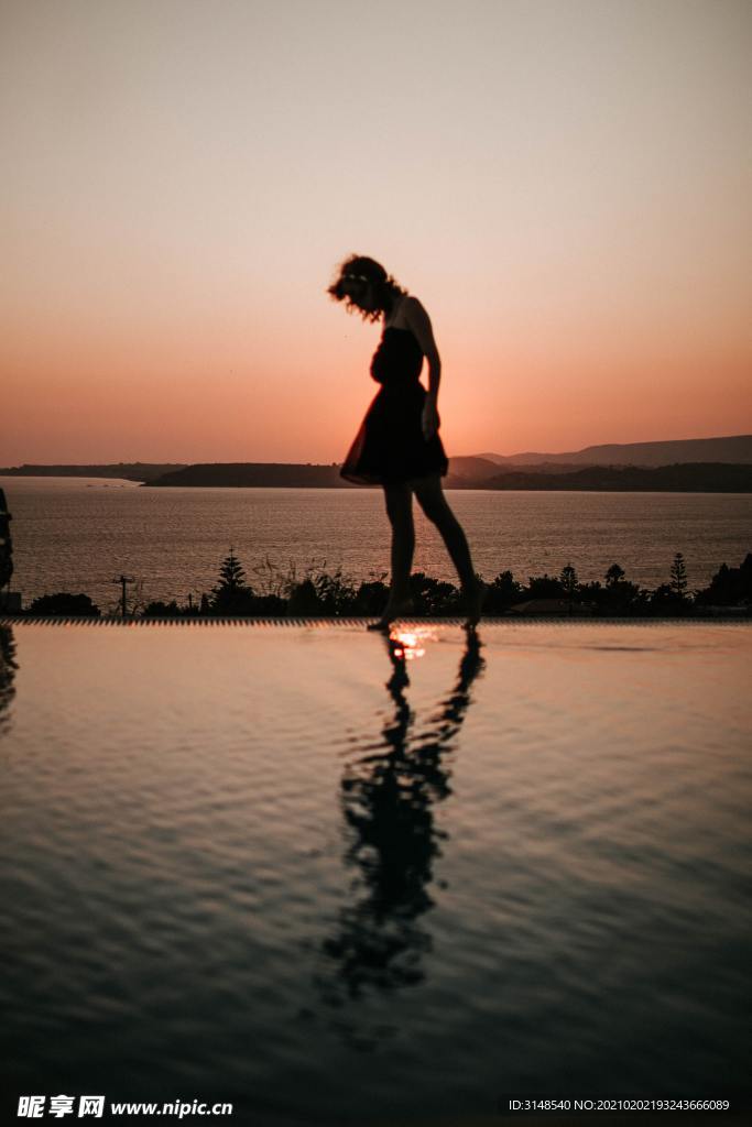 傍晚夕陽女人剪影