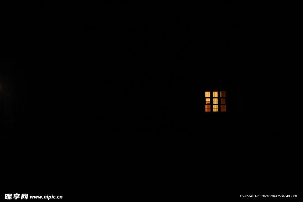 黑夜中亮灯的窗户