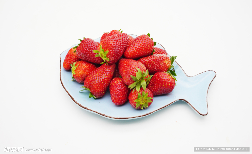 盘子里的草莓摄影图