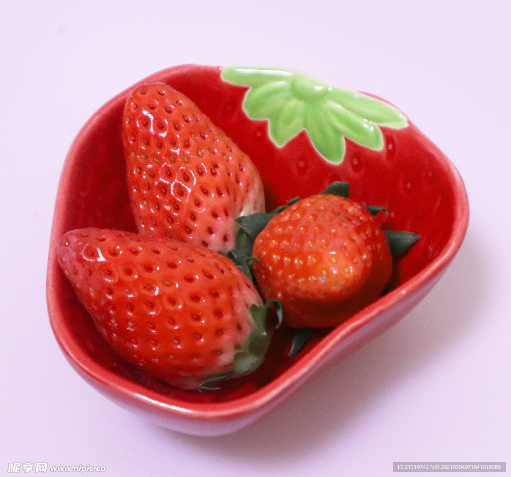 碗里的新鲜草莓摄影