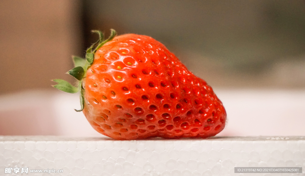 新鲜水果单个草莓特写细节摄影