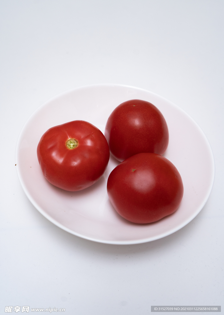 盘子里的西红柿拍摄照片