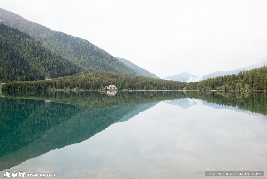 山下湖邊湖面背景風(fēng)景