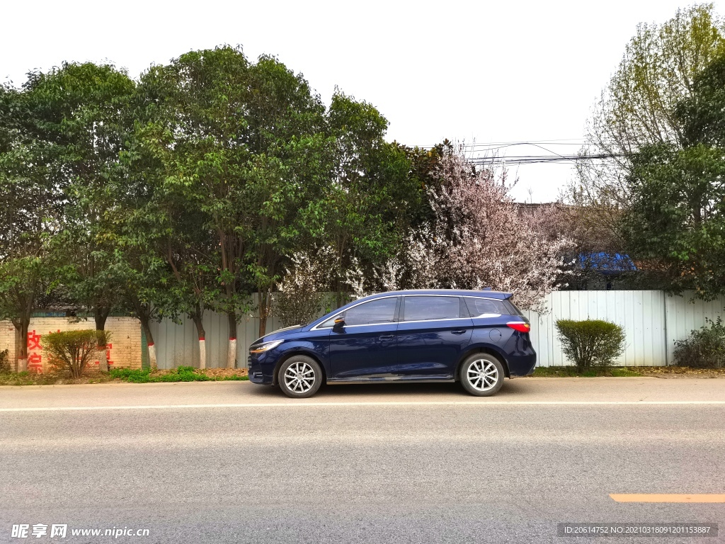 停在路邊的汽車