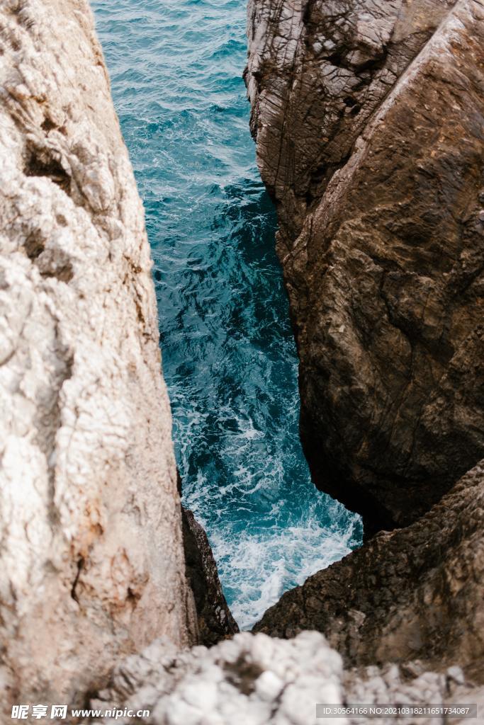 悬崖峭壁蓝色海水背景素材