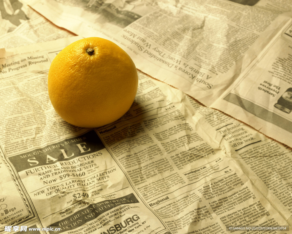 报纸上的一个大橘子柚子