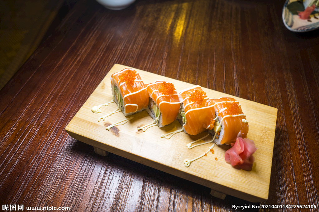 三文鱼牛油果中卷2寿司日本料理