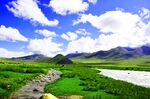 西藏风景雪山草原小溪蓝天白云